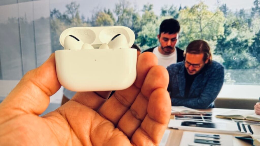 Apple prepara dois novos modelos AirPods 4 que deverão ser lançados em setembro