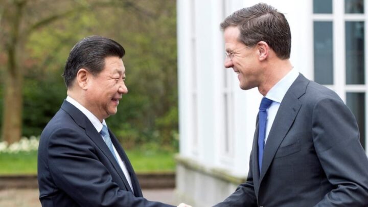 Presidente da China, Xi Jinping, e Primeiro-Ministro dos Países Baixos, Mark Rutte, num encontro, em Pequim, na quarta-feira. Fonte: Reuters