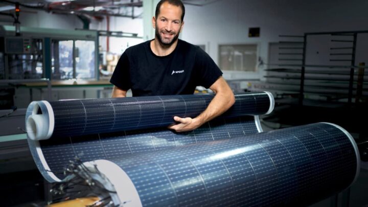 Imagem Oded Rozenburg, CEO e cofundador da Apollo com painel solares leve e flexível para captar energia solar em qualquer lado