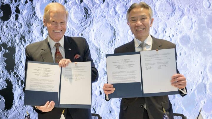 Bill Nelson, Administrador da NASA (à direita), e Masahito Moriyama, ministro da Educação, Cultura, Desporto, Ciência e Tecnologia do Japão (à esquerda), a segurar as cópias assinadas do acordo histórico entre os Estados Unidos e o Japão para a exploração humana sustentável da Lua. 