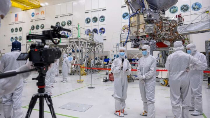 Membros da imprensa visitaram uma sala limpa no Laboratório de Propulsão a Jato da NASA, a 11 de abril, para verem de perto a sonda Europa Clipper da NASA e entrevistarem membros da equipa responsável pela missão. Fonte: NASA/JPL-Caltech