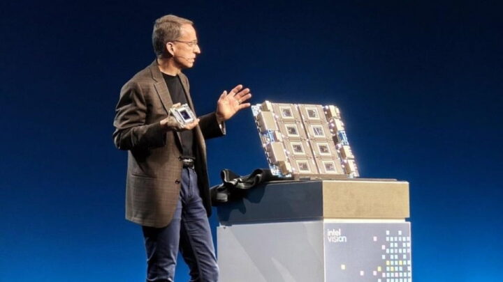 Pat Gelsinger, diretor-executivo da Intel, a revelar o processador Gaudi 3, durante a conferência Vision da marca, em Phoenix, no Arizona