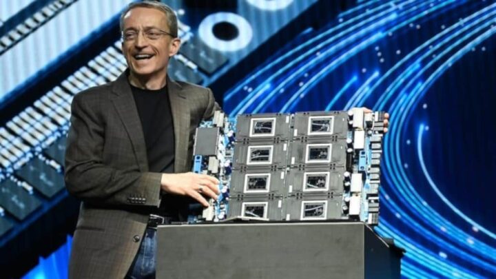Pat Gelsinger, diretor-executivo da Intel, a revelar o processador Gaudi 3, durante a conferência Vision da marca, em Phoenix, no Arizona