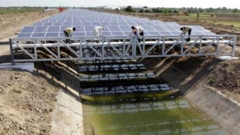 Painéis solares em canais de irrigação