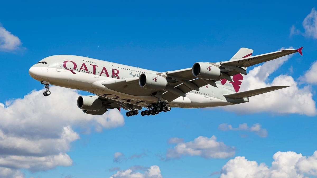 Viajaria com uma tripulação alimentada por IA? A Qatar Airways apresenta a sua Sama 2.0