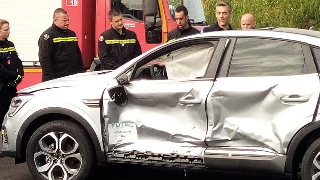 Sabia que a Renault criou pontos-chave para bombeiros atacarem incêndio na bateria?