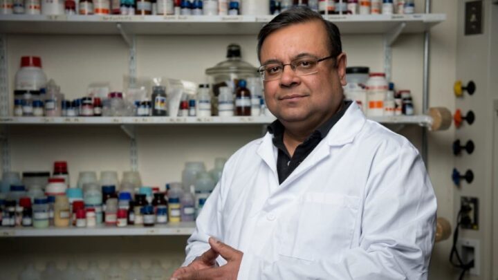 Sanjeev Mukerjee, professor de química e biologia química na Northeastern University