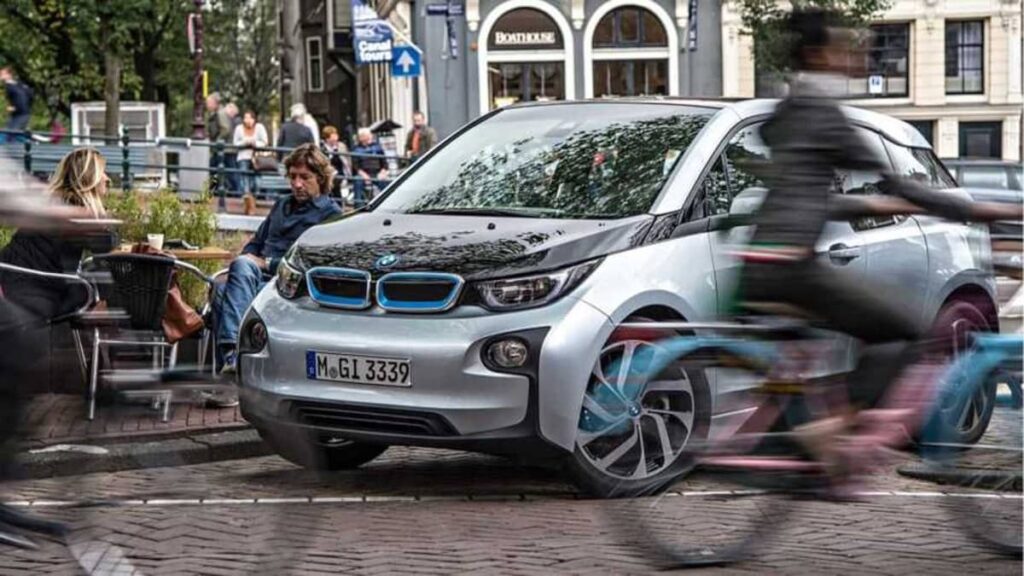 Elétricos têm o dobro da probabilidade de atropelar peões do que veículos a combustível