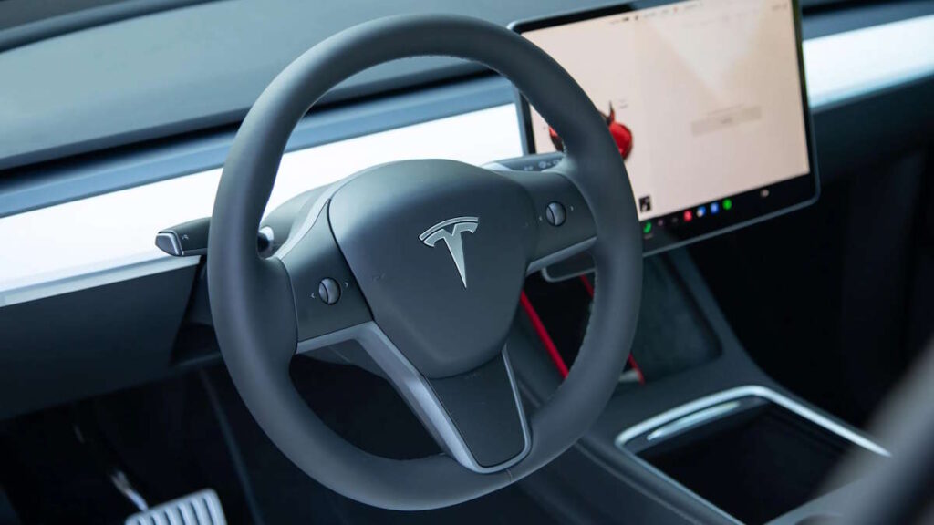 Tesla assistente voz carros elétricos