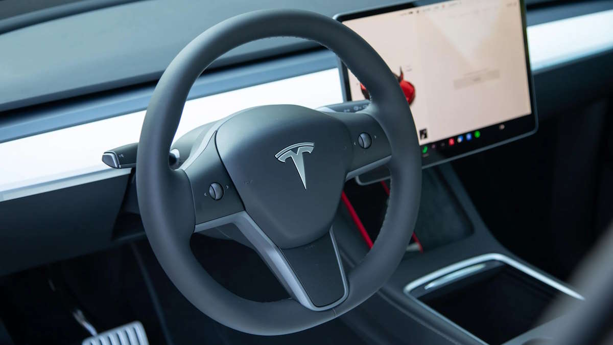 Tesla prepara-se para lançar o seu próprio assistente de voz nos carros elétricos