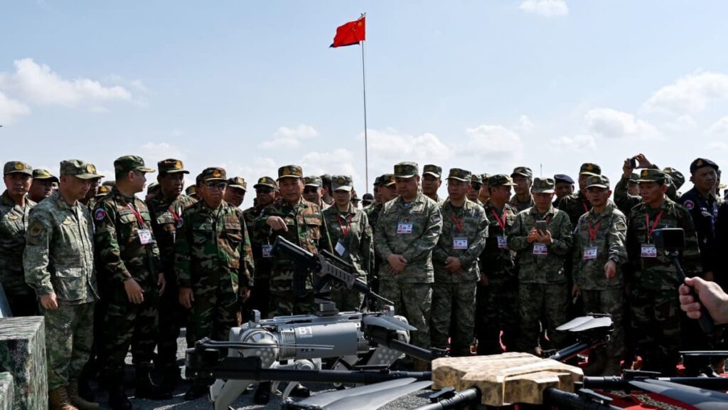 China mostra cão-robô armado em exercícios militares. Veja o vídeo