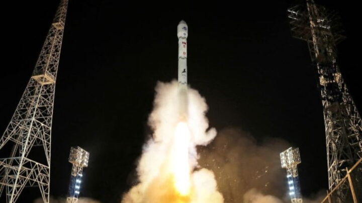 Foguetão que iria levar o satélite espião da Coreia do Norte para o espaço