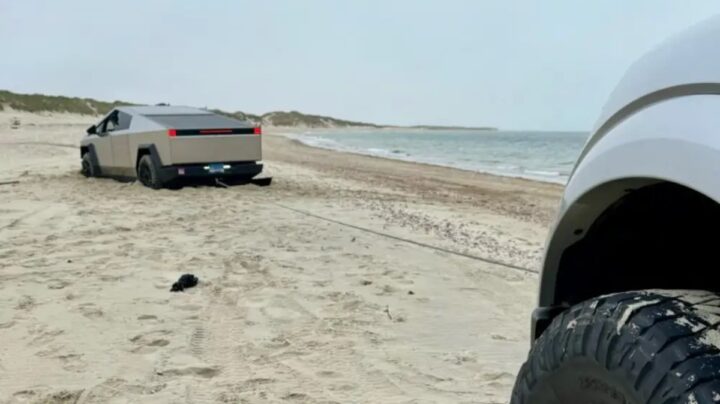 Imagem Tesla Cybertruck atolada na areia