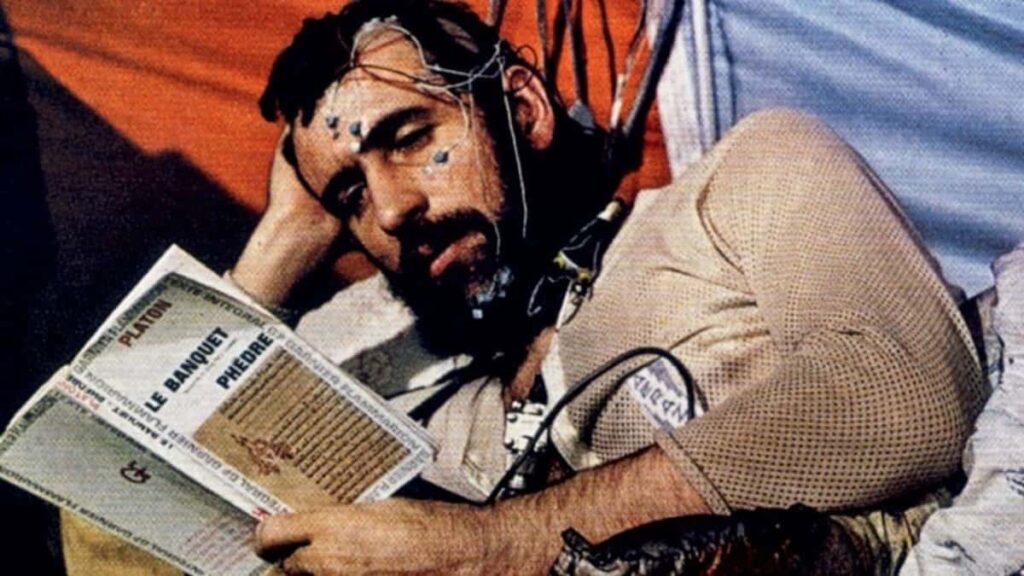 Este homem isolou-se numa gruta, sem noção do tempo, e os resultados são curiosos