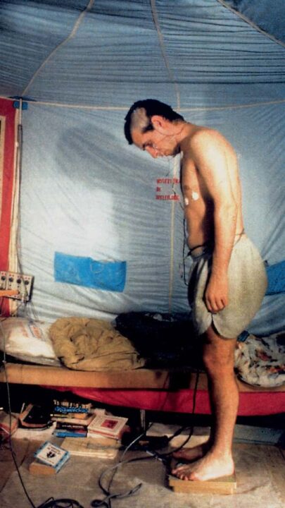 Michel Siffre en la cueva, donde experimentó la pérdida de la noción del tiempo, pesándose