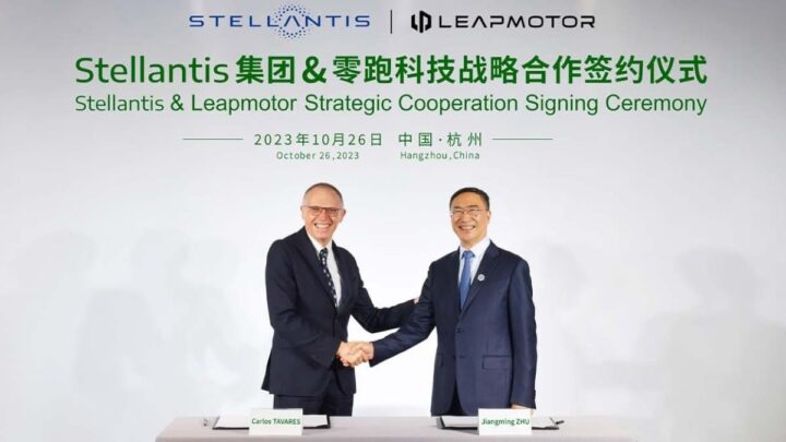 Carlos Tavares, diretor-executivo da Stellantis (à esquerda), e Zhu Jiangming, presidente da Leapmotor (à direita)