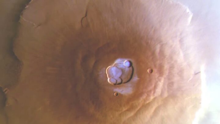 Imagem de geada, água congelada, no topo do Olympus Mons em Marte