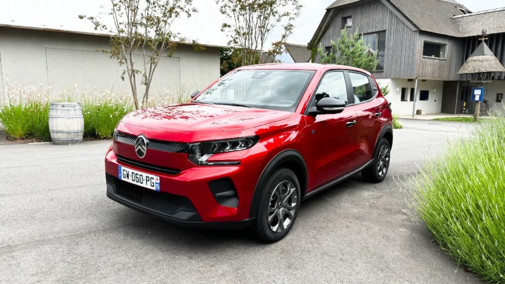 Comprar um carro elétrico pode poupar até 8.300 euros em 4 anos, segundo um estudo