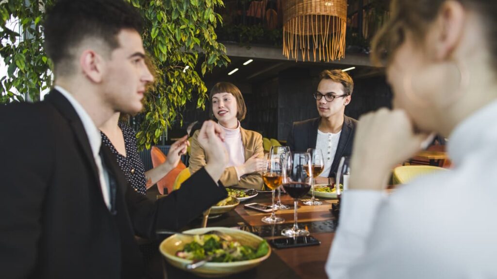Comer depressa faz engordar? Descubra os impactos da velocidade das refeições na saúde
