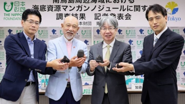 Professor Yasuhiro Kato da Graduate School da Universidade de Tóquio (ao centro, à direita) e Yohei Sasakawa, presidente da Nippon Foundation (esquerda) a segurar amostras de manganês encontrado no Japão (Imagem: The Japan Times, junho 2024)