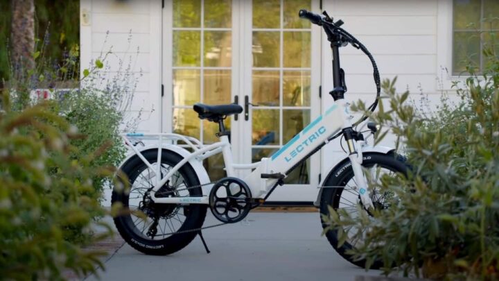 Imagem: https://www.autoevolution.com/news/lectric-drops-the-improved-and-affordable-xp-30-folding-e-bike-designed-for-two-people-202671.html