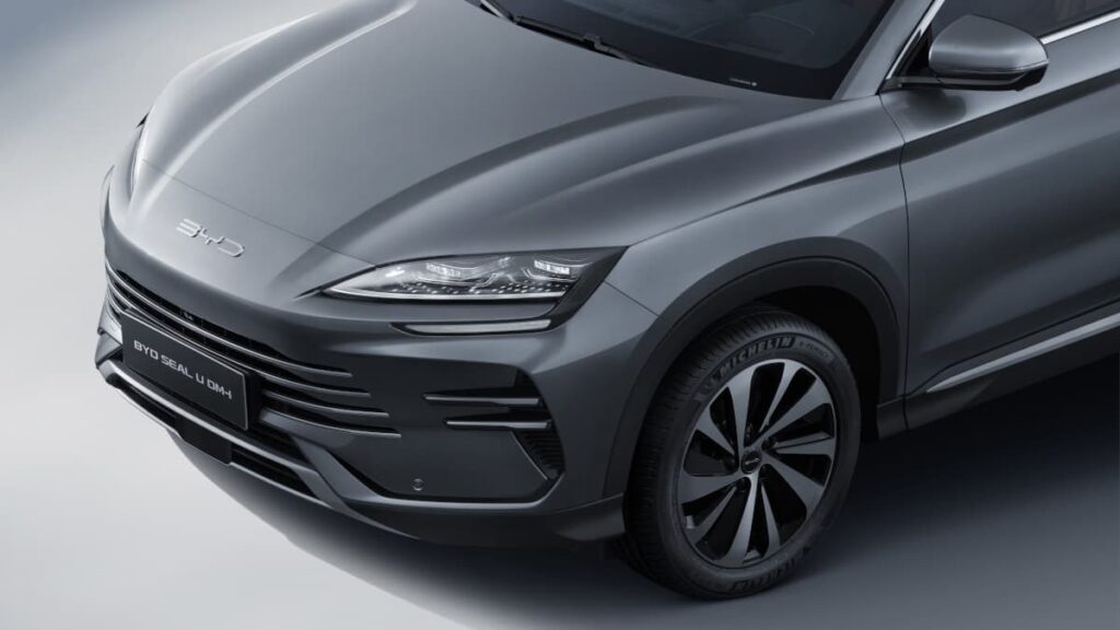 BYD investe fortemente na Europa e vai além dos carros 100% elétricos