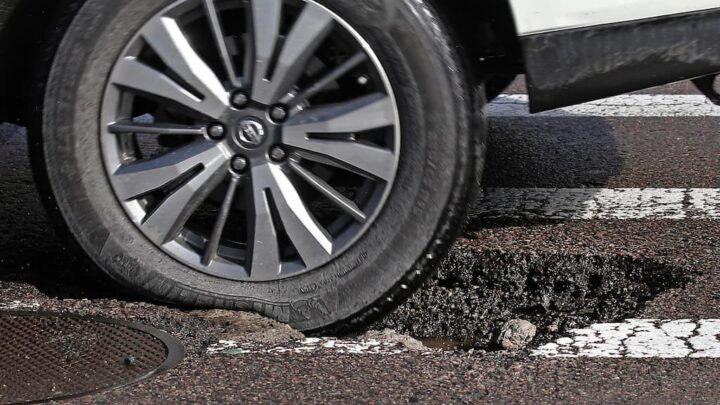 Danificou o carro ou um peneu por causa de um buraco na estrada?