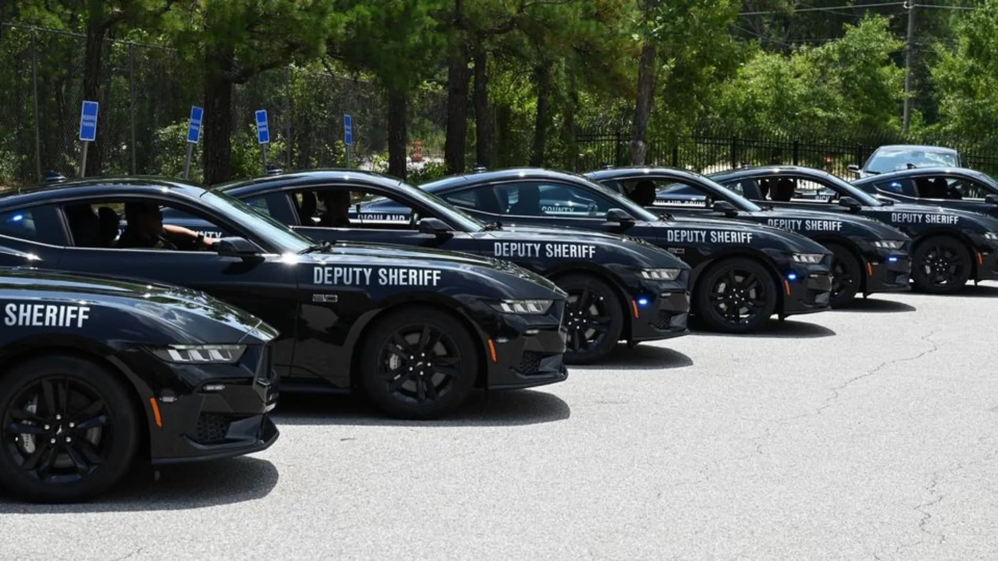Polícia americana apresentou uma nova frota de 17 carros desportivos