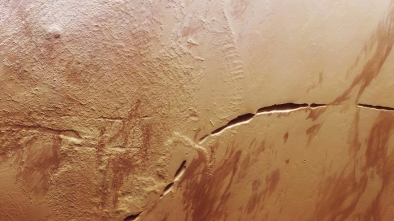 Nova imagem espantosa mostra uma enorme “cicatriz” no solo de Marte