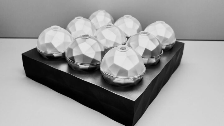 Imagem de pequenas esferas 60x mais eficientes que painéis solares