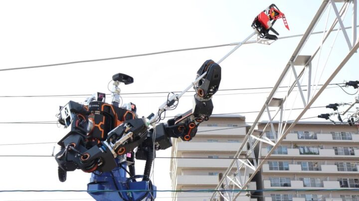 Japão contrata robô humanoide gigante para a manutenção das linhas de comboio