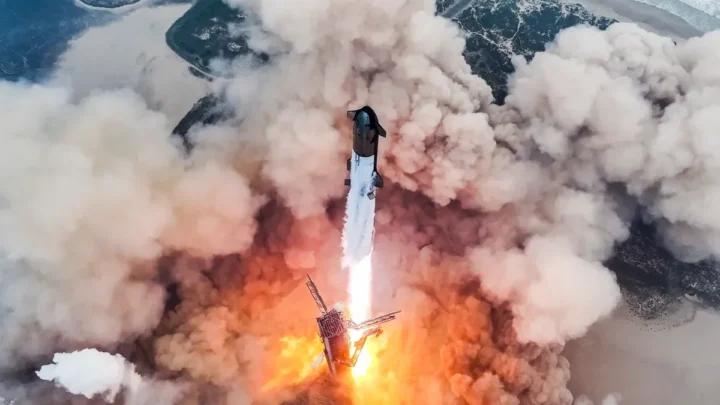 Imagem da Starship da SpaceX no caminho da Lua