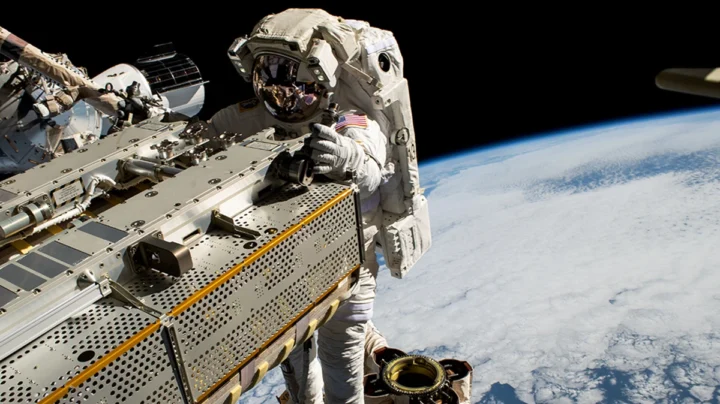 Ilustração de um astronauta da NASA a fazer trabalho extraveicular e que tem necessidade de reciclar a sua urina