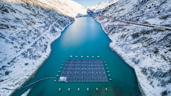 Imagem do parque solar instalado nos Alpes suíços