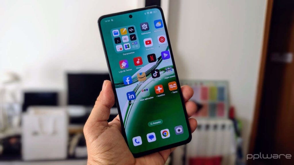 OPPO Reno12 FS IA smartphones