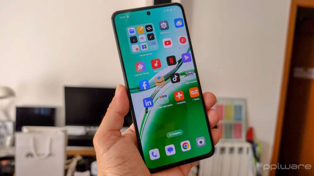 OPPO Reno12 FS IA smartphones