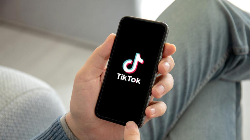 Jovem incendiou o escritório de um político por estar chateado com… a proibição do TikTok