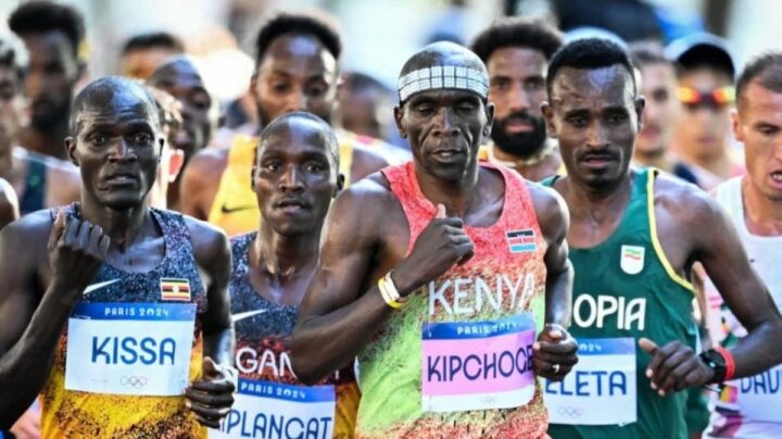 Atleta queniano Eliud Kipchoge com acessório misterioso: a fita de refrigeração da Omius