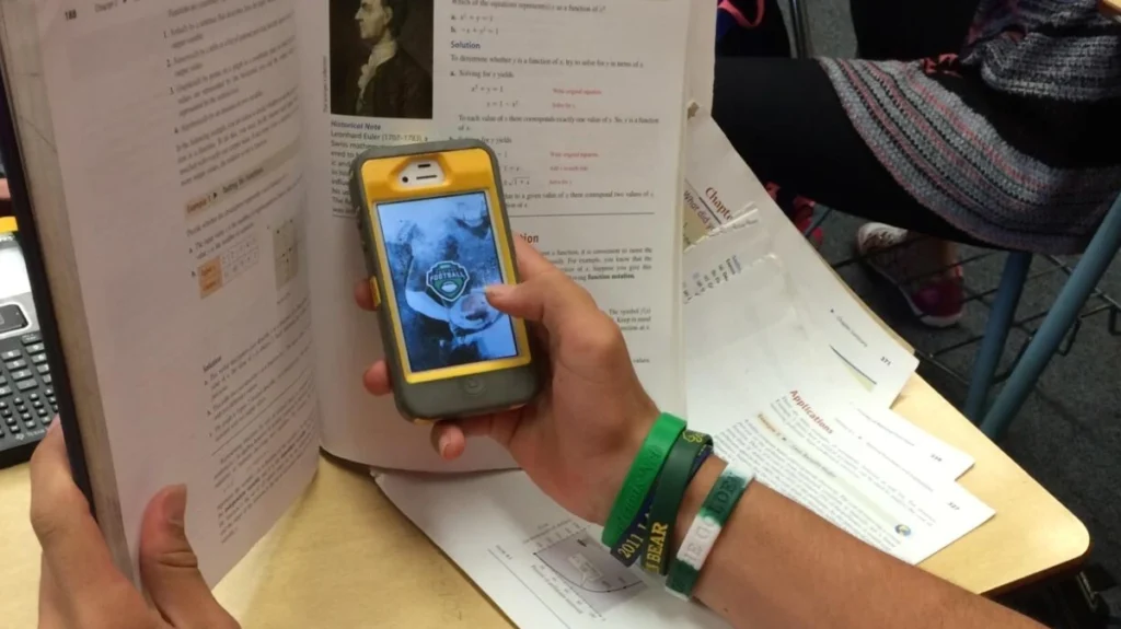 França lança projeto que proíbe telemóveis nas escolas a menores de 15 anos