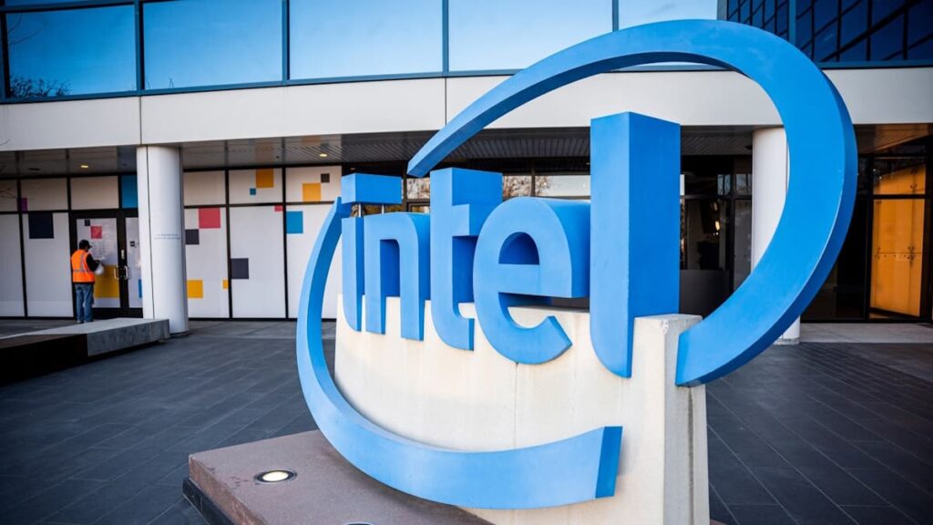 Intel enfrenta tempos difíceis! Gigante vai cortar mais de 15.000 postos de trabalho