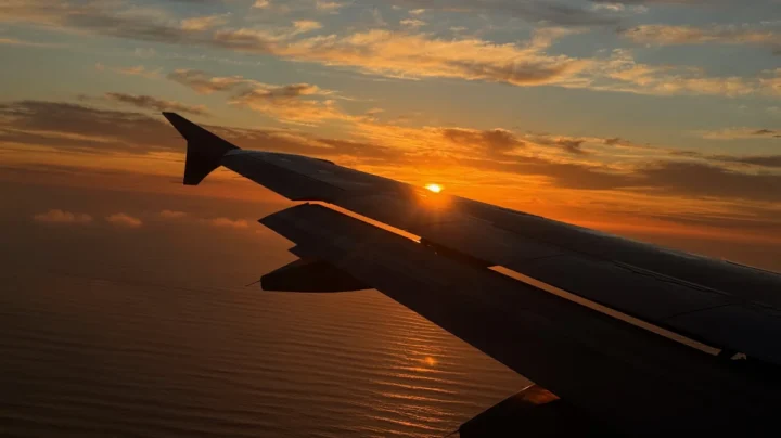 Imagem da janela para a asa do avião