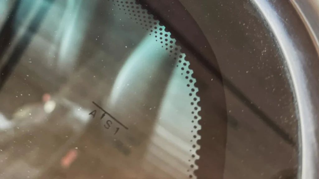 Sabe para que servem os pontos pretos no vidro do seu carro?