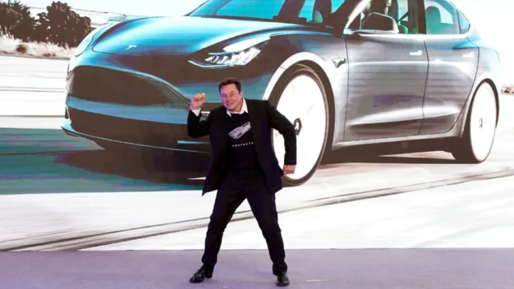 Imagem de Elon Musk com o tesla atrás