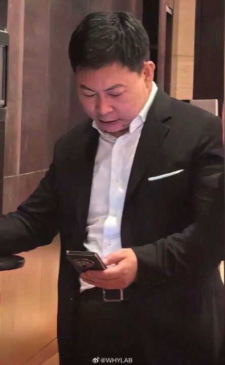 Outro momento em que Richard Yu foi visto com um protótipo do smartphone tri-dobrável da Huawei.