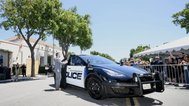 Imagem de um dos vários carros 100% elétricos entregues à polícia de South Pasadena, na Califórnia