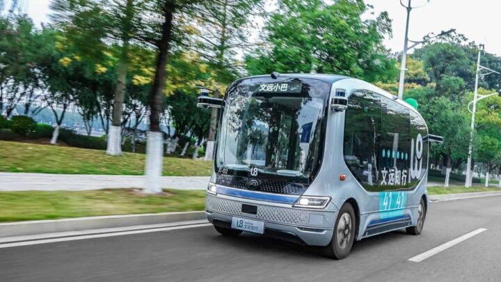 Além dos robotáxis, a empresa chinesa WeRide opera, também, carrinhas, autocarros e vassouras de rua autónomas.