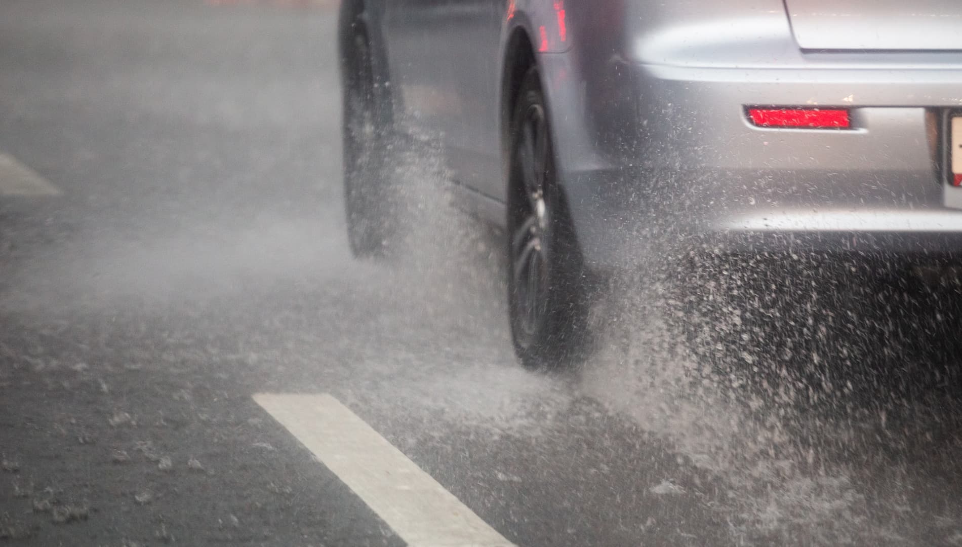 Chegou a chuva! O que fazer em caso de aquaplanagem?