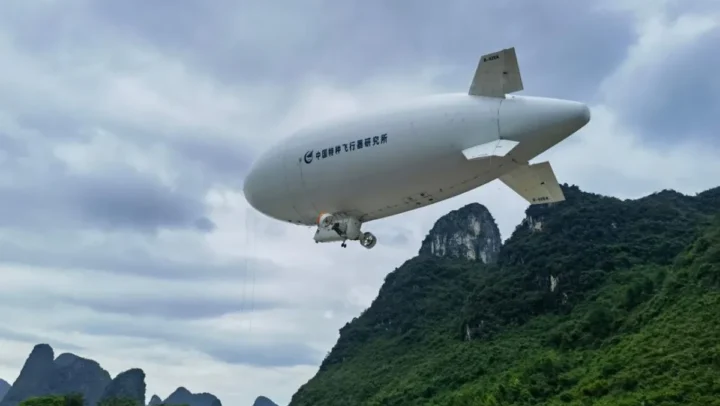 A photo of the Chinese airship AS700