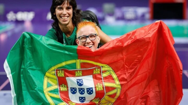 A atleta portuguesa Cristina Gonçalves festeja com a sua treinadora a conquista da medalha de ouro na final de Boccia BC2 dos Jogos Paralímpicos de Paris 2024, 1 de Setembro de 2024. Crédito: António Pedro Santos, Lusa