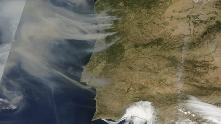 Imagem de satélite da NASA com o fumo que cobre Portugal